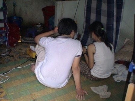 Những đứa trẻ nằm bất động tố cáo lối sống "thoáng" của các cặp đôi sinh viên